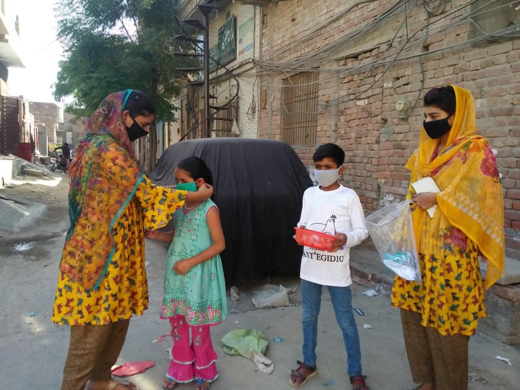 As máscaras(auto-produzidas) de Sant'Egidio e os suprimentos alimentares alcançam os mais pobres no Paquistão